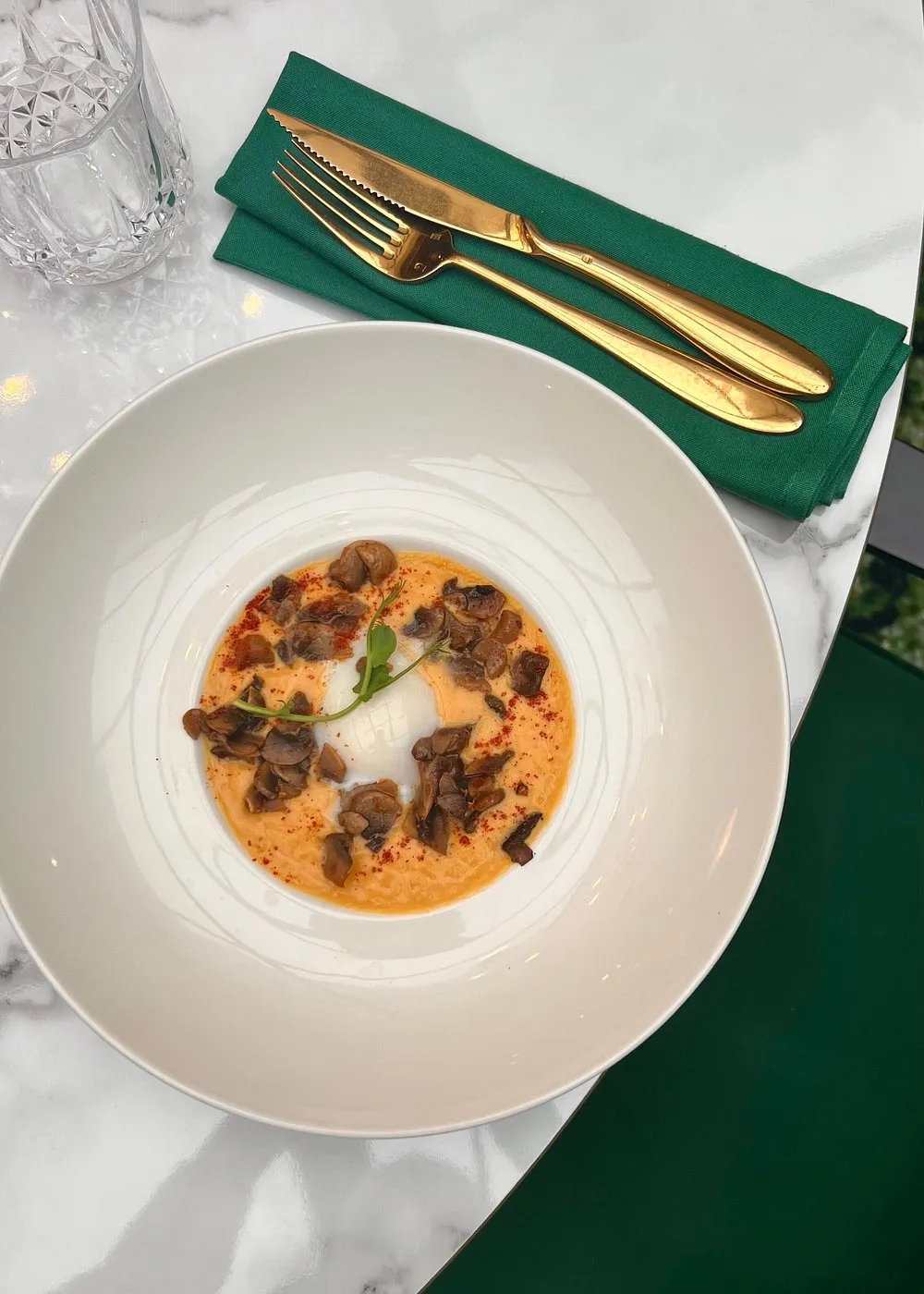 Œuf parfait, velouté et champignons forestiers, Le Flore