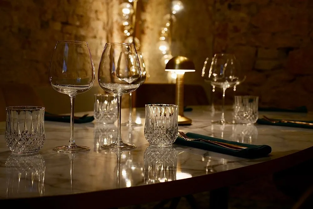 Table dressée pour le service du soir, Le Flore